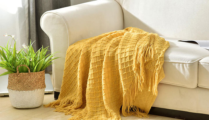 بهترین هدیه روز مادر پتوی کنار مبل